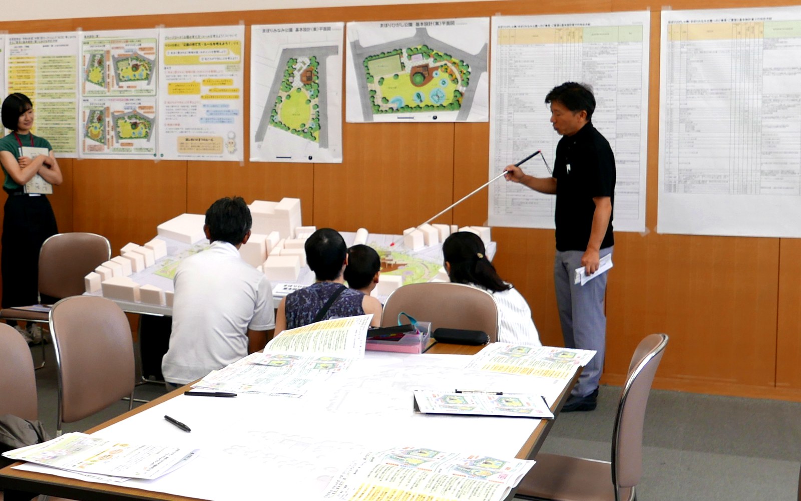 模型を囲んで公園の計画を話し合うワークショップ